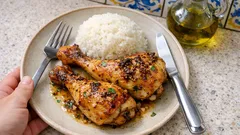 Pernas de frango com mostarda e limão no forno: douradas e suculentas